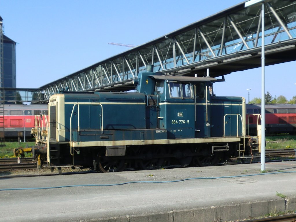 364 776-5 am 17. April 2011 im Bahnhof von Mhldorf.