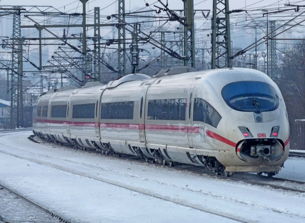 403 030 als ICE nach Dsseldorf am 28.12.10 in Fulda