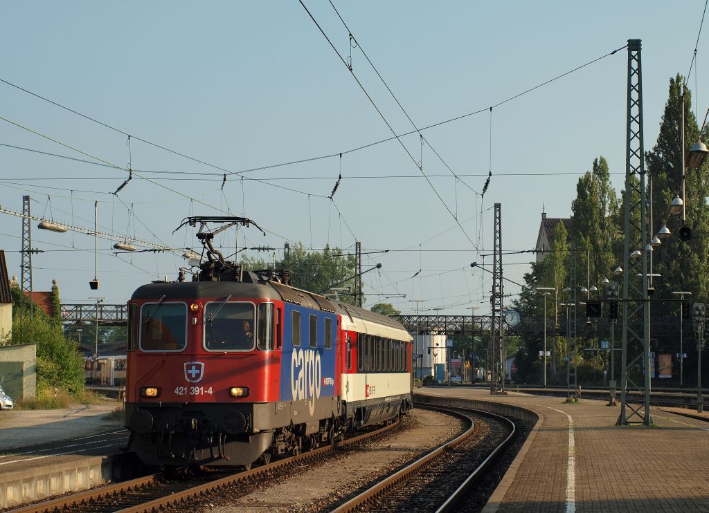 421 391-4 zog den EC 192 nach Zrich HB aus dem Lindauer Bahnhof am 1.8.11.