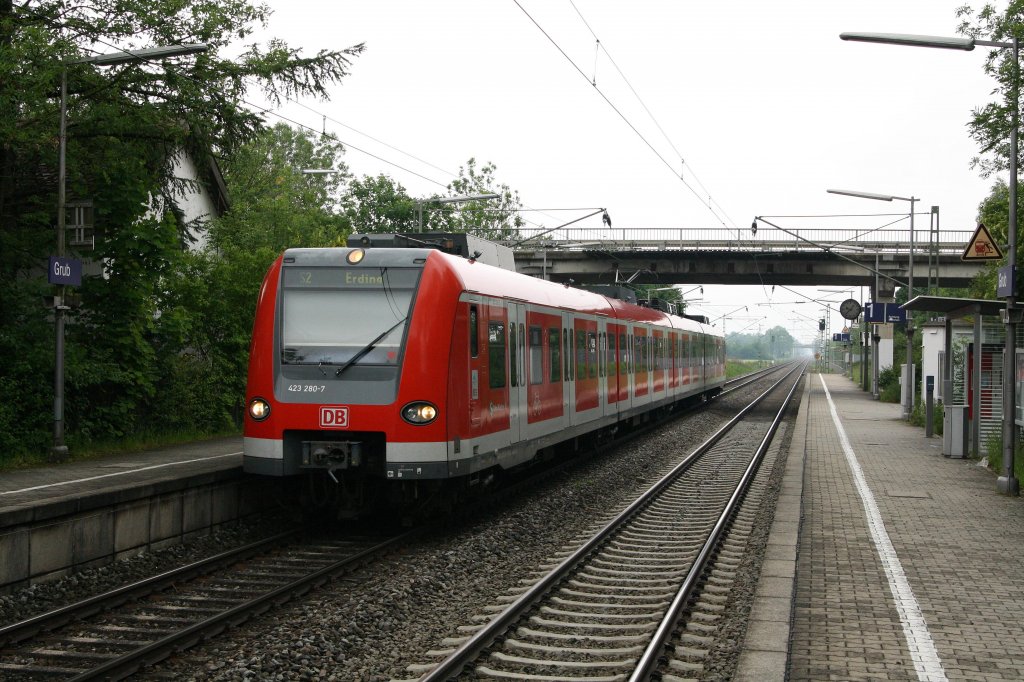 423 280-7 beim Halt im Bahnhof Grub am 15.05.11, kurz darauf setzte er seine Fahrt nach Erding fort.