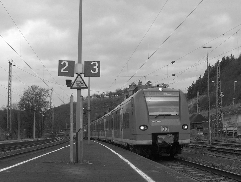 425 103 9 + 425 xxx x als RE8 nach Linz(Rhein) bei der Einfahrt in Linz am Rhein am 29.11.2009