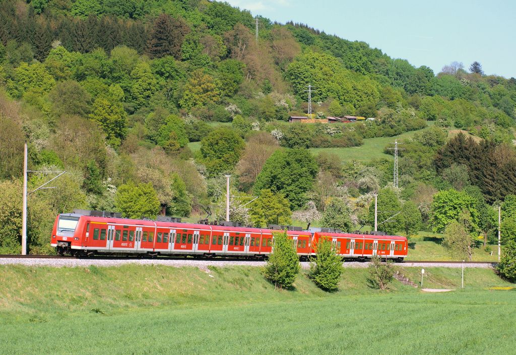 425 310-9 und 426 012-1 quitschten am 25.4.11 durch das Murrtal in Richtung Schwbisch Hall-Hessental und wird gleich Murrhardt erreichen.