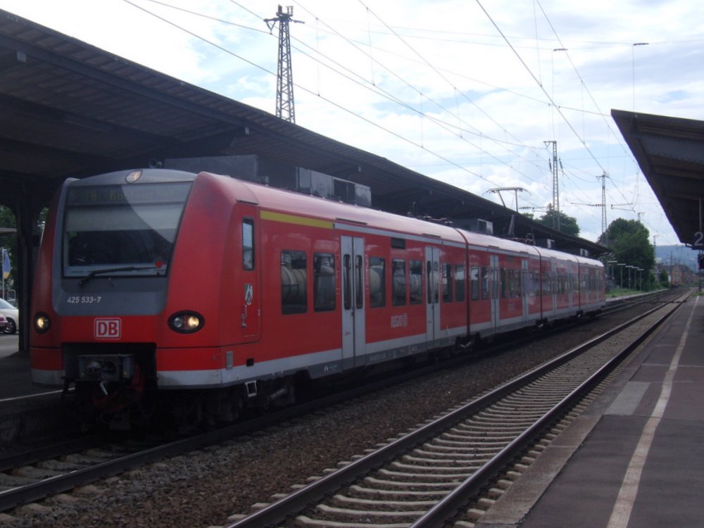 425 533 7 steht als RE 8 nach Koblenz Hbf in Neuwied