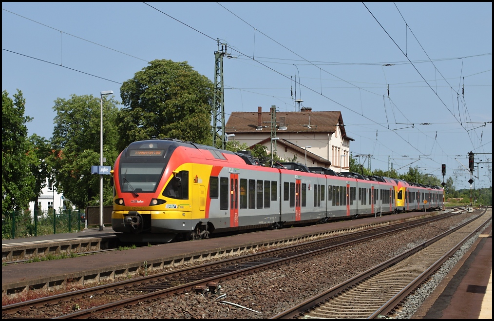 429 046 und 429 041 der HLB durcheilen am 03.06.11 den Bahnhof von Lang Gns in Richtung Frankfurt.