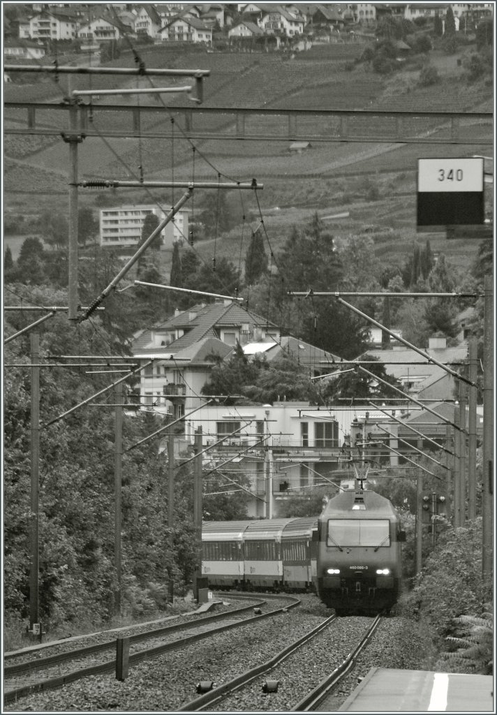 460 005-3 erreicht mit ihrem IR nach Birg die Haltestelle La Tour de Peilz, wo jedoch der Zug ohne Halt durchfahren wird.
5. August 2010