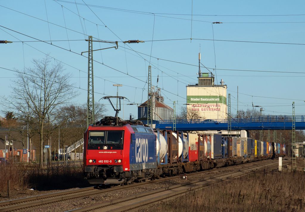 482 032-0 rauschte mit einem KLV-Zug durch Tostedt am 14.1.12.