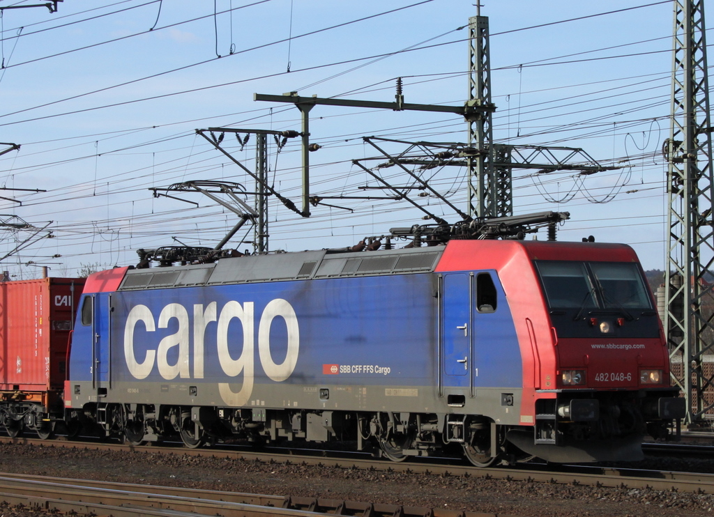 482 048-6 mit Containerzug am 23.02.11 in Fulda