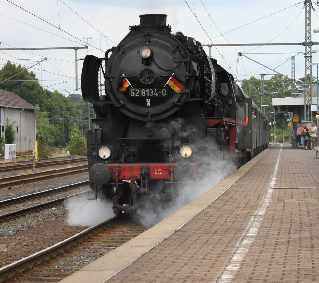 52 8134-0 fhrt mit ihrem Sonderzug nach Kln zu den Klner Lichtern in Au(Sieg) aus, der Zug kam aus Siegen und hatte nur 40 Minuten Versptung ^^