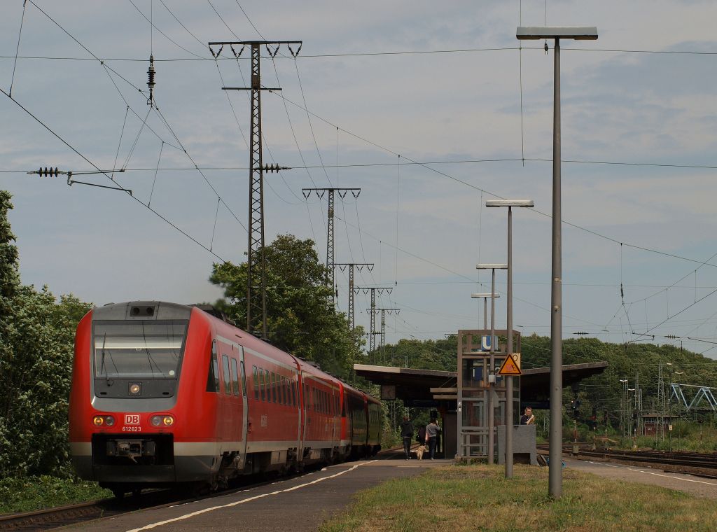 612 123/623 fuhr mit einem weiteren 612 als RE nach Trier aus dem Bahnhof Kln West am 16.7.11.