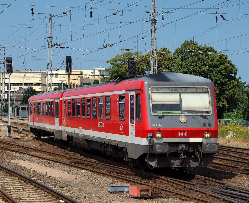 628 656 rollte als RE 5 nach Neustrelitz aus dem Stralsunder Hauptbahnhof.