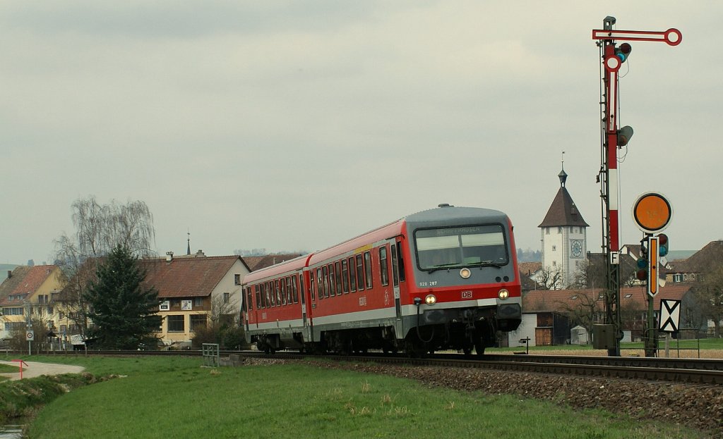628/928 287 als Regionalzug nach Schaffhausen bei der Ausfahrt in Neunkirch am 8. April 2010