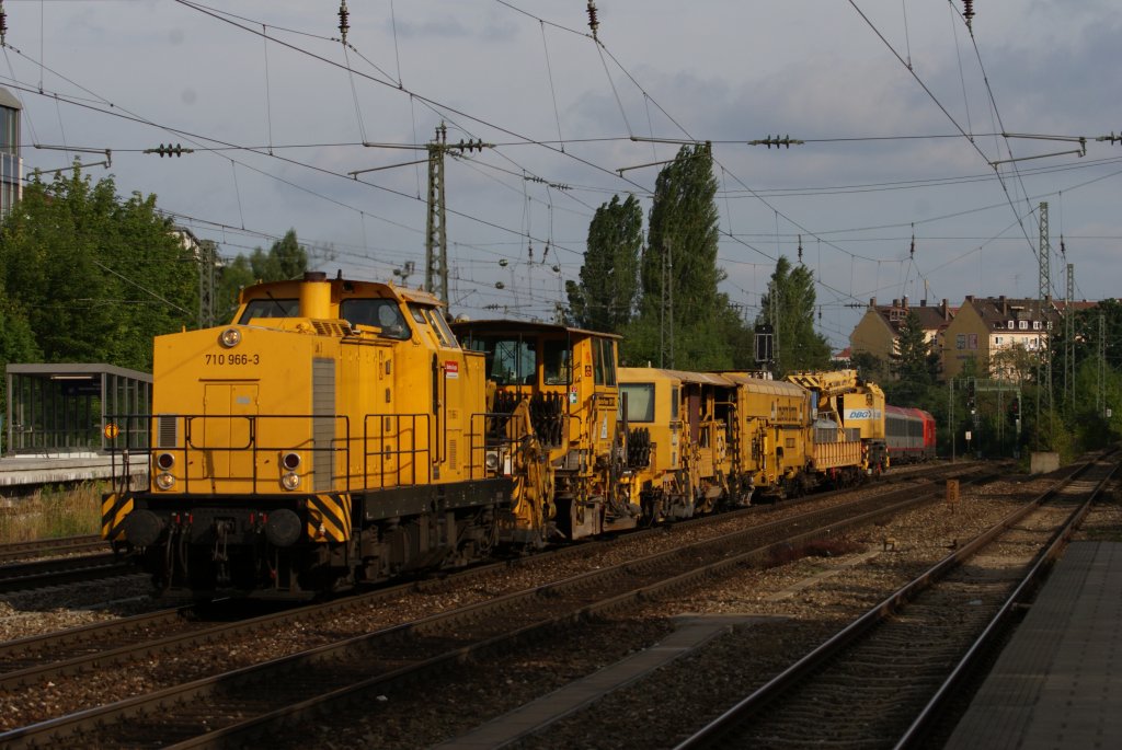 710 966-3 mit einem Bauzug in Mnchen Heimeranplatz am 14.08.2010