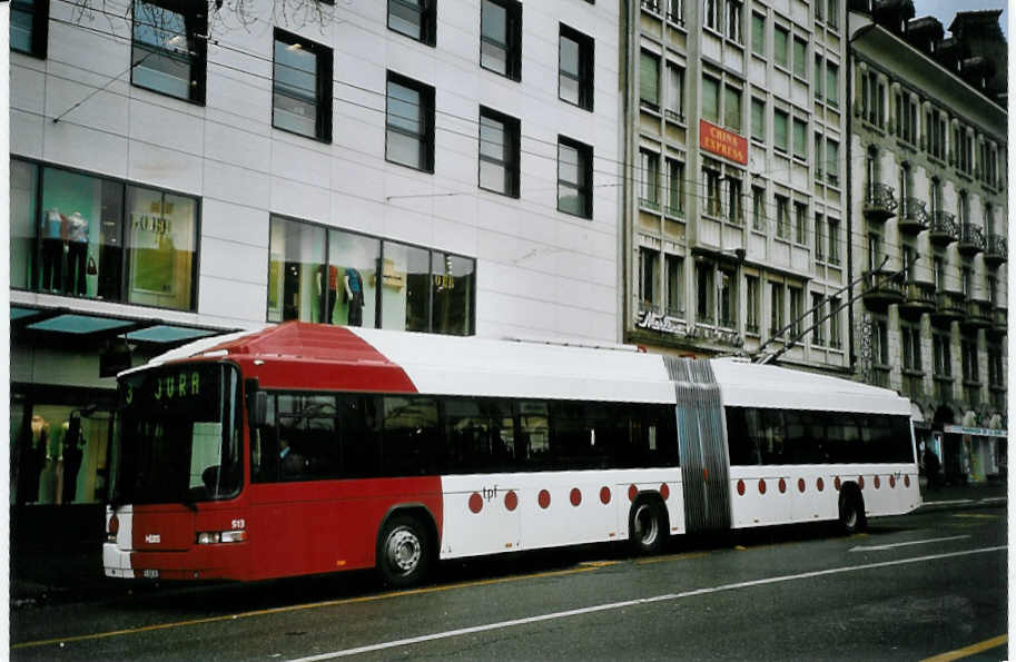 (74'612) - TPF Fribourg - Nr. 513/FR 300'391 - MAN/Hess Gelenkduobus am 12. Februar 2005 beim Bahnhof Fribourg