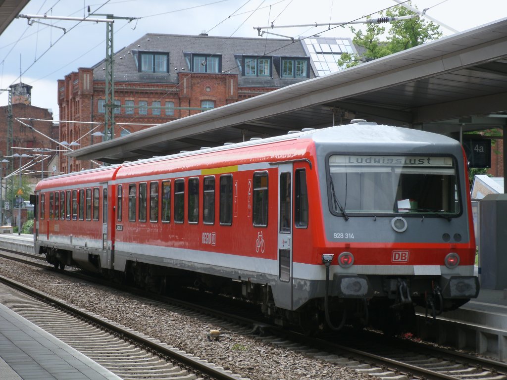 928 314 als RE Wismar-Ludwigslust,am 28.Mai 2011,im Schweriner Hbf.