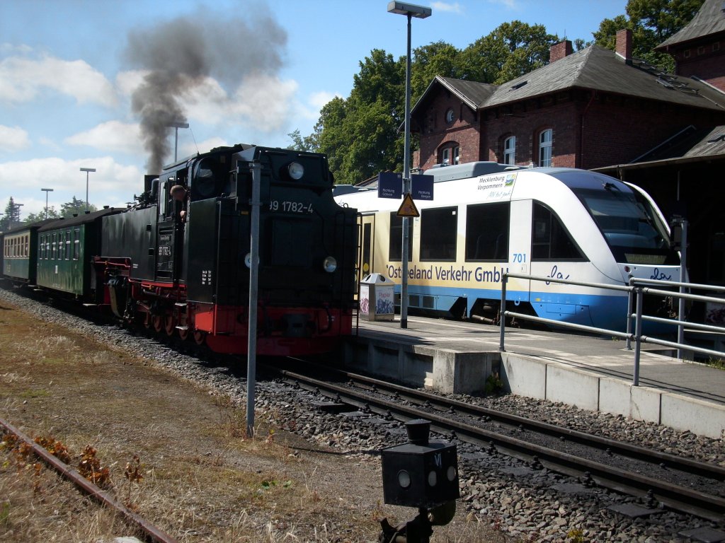 99 1782 und OLA-Triebwagen 701 am 13.Juni 2009 am Gemeinschaftsbahnsteig in Putbus.