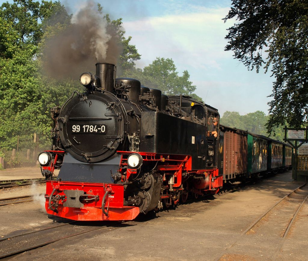 99 1784-0 stand mit dem Zug nach Lauterbach Mole im Bahnhof von Ghren am 22.7.10