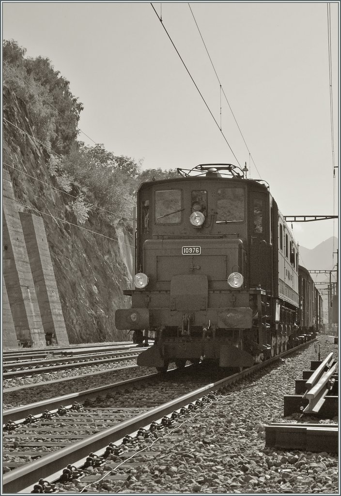 Ae 4/7 10976 mit einem Gterzug in Ausserberg. 
20. August 2011