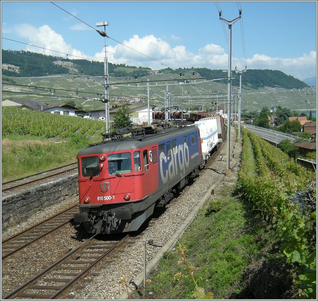 Ae 610 500-1 mit einem Gterzug Richtung Lausanne bei Cully am 12. Juni 2008.