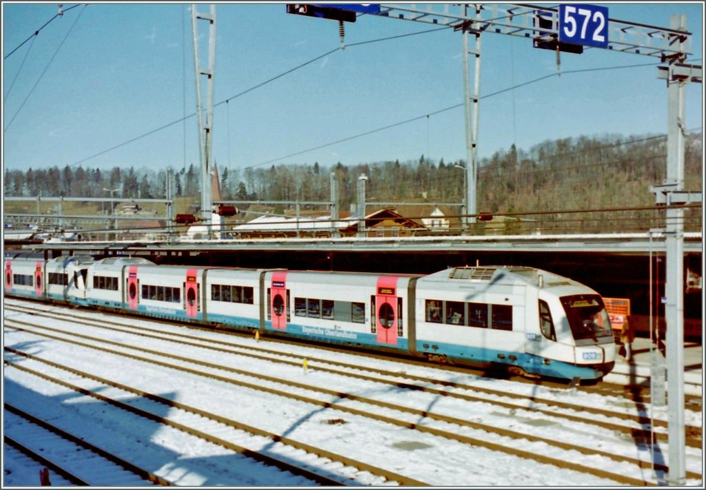 Als am 26. Dez. 1999 der  Lothar  bers Land fegte legte er den Verkehr praktisch lahm; Die meisten Verbindung konnten rasch wieder hergestellt werden mit einigen Ausnahmen, wie z.B die Strecke Speiz - Zweisimmen. Die Arbeiten zur Beseitigung der Schden an der Fahrleitung nahmen einige Tage in Anspruch. So entschloss sich die BLS zwischen Spiez und Zweisimmen die in Bayern arbeitslos herumstehenden BOB Integral-Dieseltriebzge einzusetzen. Hier warten zwei BOB VT 609 Integraltriebzge in Spiez au die Rckfahrt nach Zweisimmen.
7. Januar 2000

