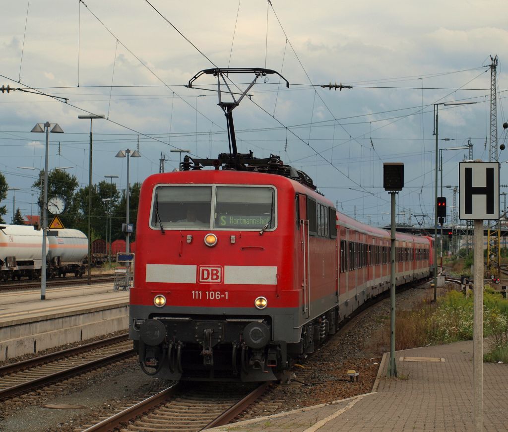 Als S1 aus Hartmannshof fuhr am 25.7.11. 111 106 in den Bahnhof von Bamberg ein.