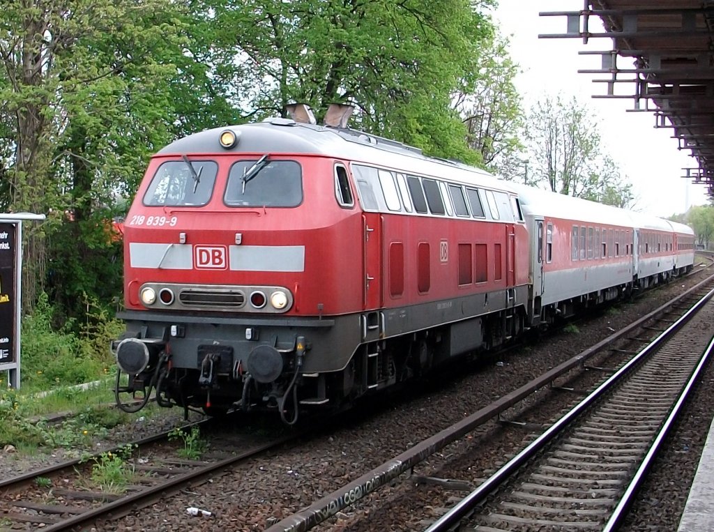 Am 01.Mai 2010 berfhrte 218 839 einen Leerpark,von Berlin Lichtenberg nach Berlin Warschauer Strae,und kam am S-Bahnhof Berlin Nldnerplatz vorbei.