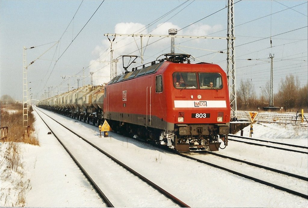 Am 04.03.2005 rollt die MEG 803 mit ihrem Zug nach Rdersdorf durch Rostock Seehafen-Sd.