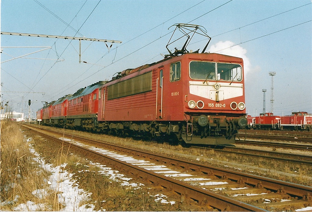 Am 09.02.2003 zeigt sich in Rostock-Seehafen die 155 092(LEW 1979/16438)im Vorfeld des Bw.Die am 18.05.1979 in Halle P in Dienst gestellte Lok wurde im Jahr 2005 beim Schrotthndler Bender in Opladen zerlegt.