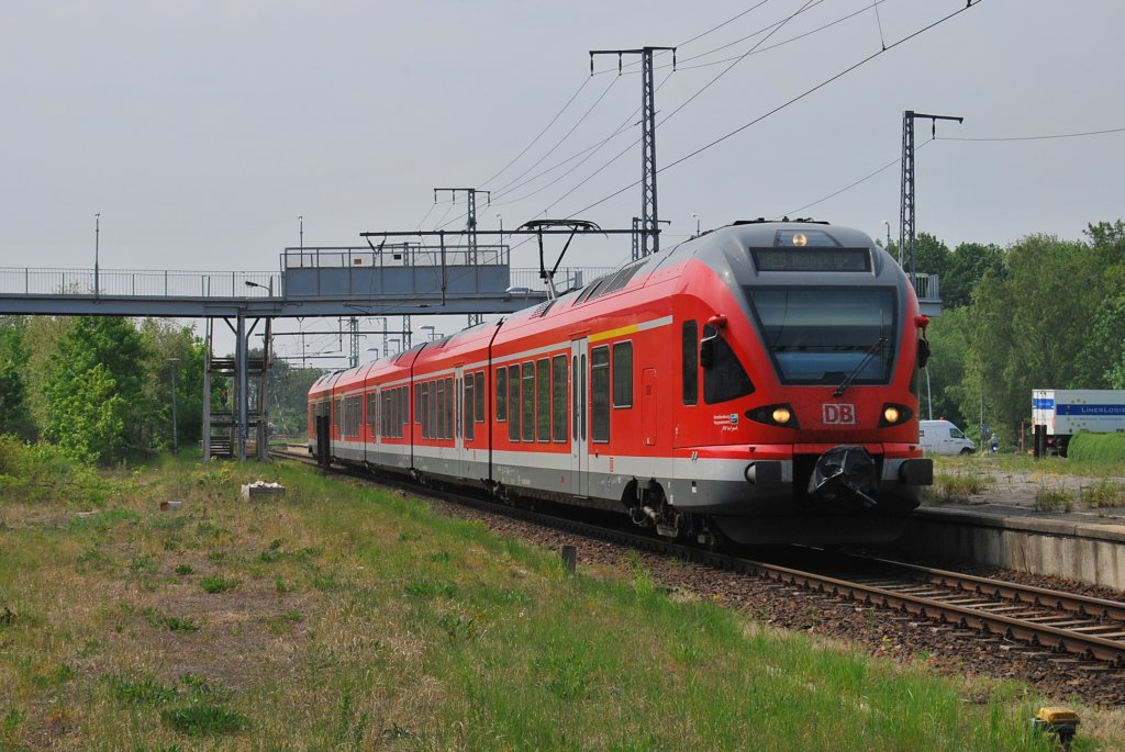 Am 11.05.2011 rollt der 429 030 als RE nach Sassnitz durch Hp Rostock- Kassebohm.