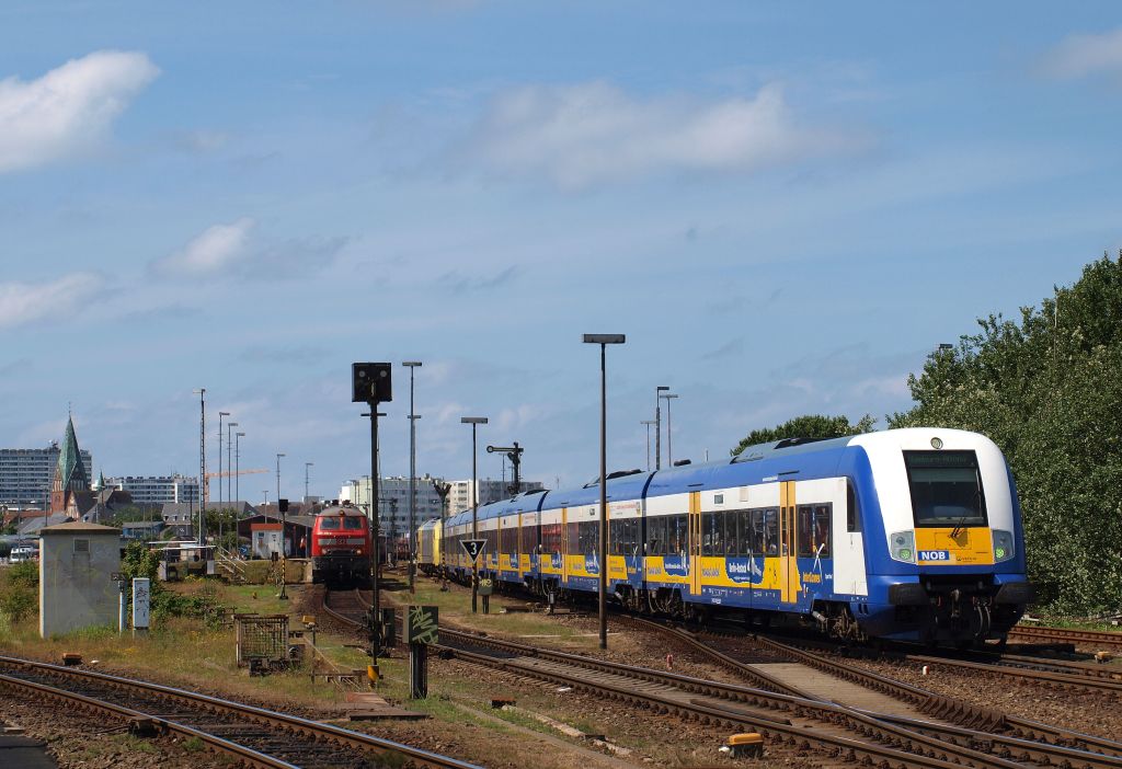 Am 12.7.11 polterte die NOB 81723 nach Hamburg-Altona aus dem Westerlnder Bahnhof um in wenigen Minuten den ersten Zwischenhalt Keitum zu erreichen.