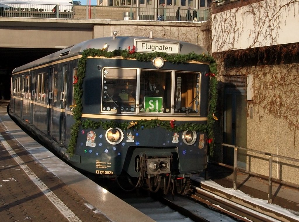 Am 18.Dezember 2010 war der Weihnachtssonderzug zwischen Blankenese und dem Flughafen und zurck in Hamburg mehrmals unterwegs.Am Hamburger Hbf erwischte ich den geschmckten Sonderzug bei der Ausfahrt.