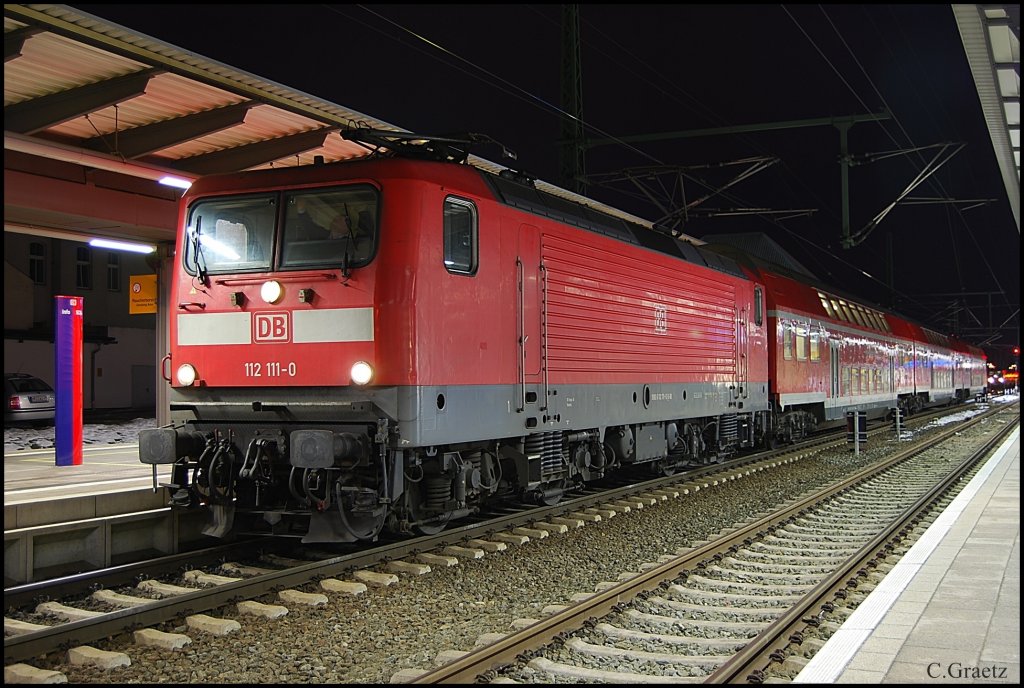 Am 22.02.2009 ist die 112 111 auf der Rostocker S1 unterwegs.Hier kurz vor der Abfahrt nach Warnemnde in Rostock Hbf.