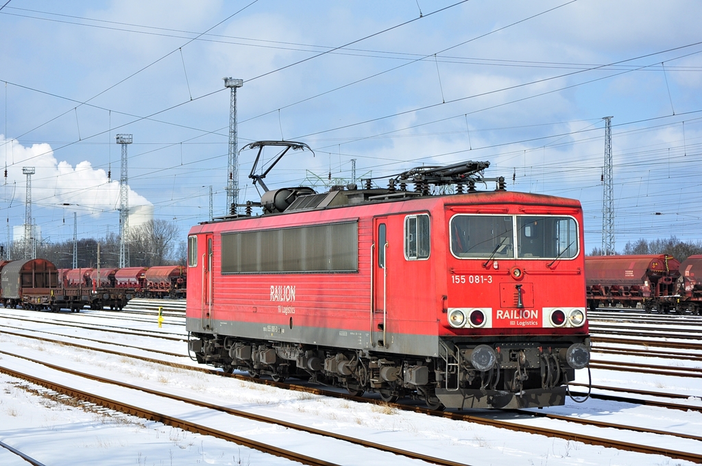 Am 22.03.2013 bespannte die 155 081 dern Schadwagenzug 52953 von Rostock-Seehafen nach Eberswalde.Beim rangieren wurde sie geknipst.