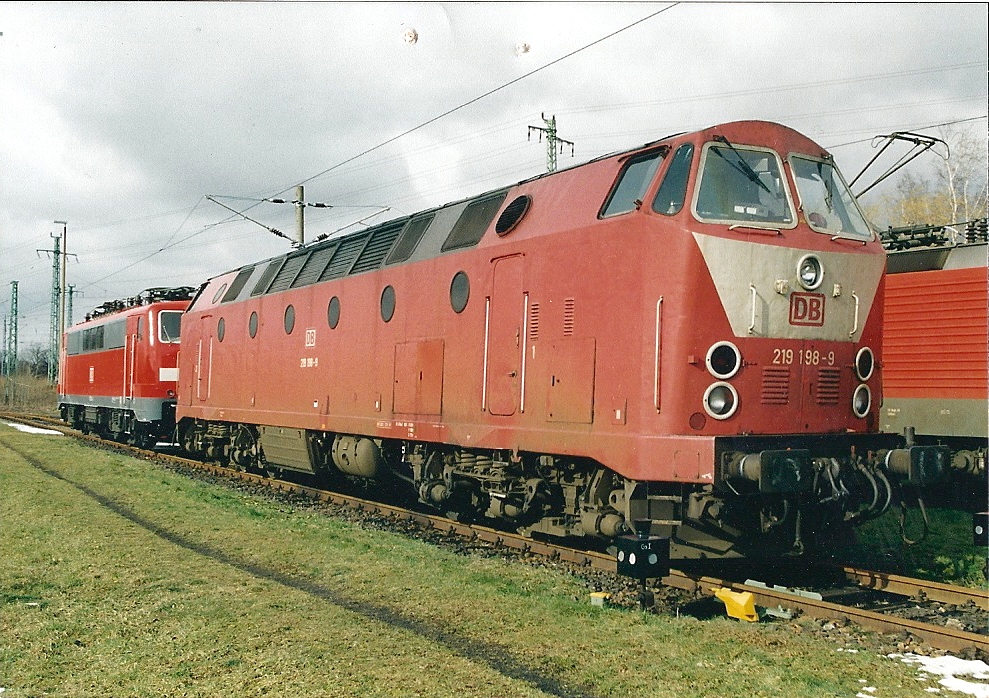 Am 24.02.2002 steht die 219 198 im Bw Cottbus.Die am 25.03.2002 z-gestellte Lok wurde im Jahr 2003 in Kln zerlegt. 