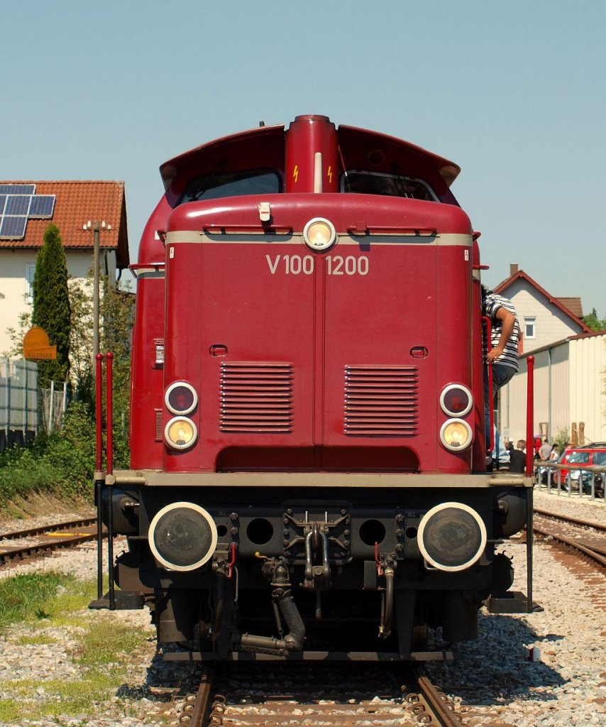 Am 25.4.11 konnte ich so eine spezielle Aufnahme machen,V 100 1200 stand mit dem 2.Zug nach Schorndorf abfahrbereit in Welzheim.