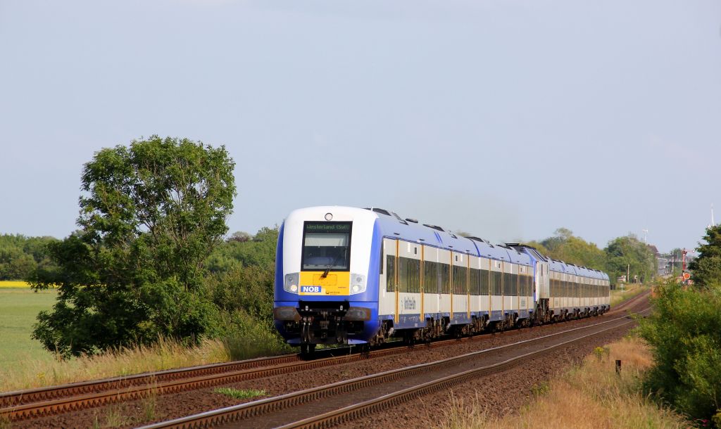 Am 30.6.12 erklimmte die 10-Wageneinheit der Nord-Ostsee Bahn als NOB 81798 die Steigung bei Klanxbll.