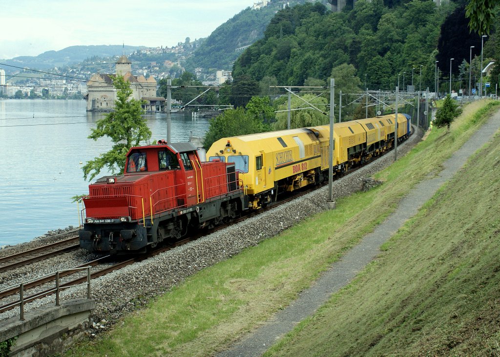 Am 841 038-3 mit einem Gleisbauzug beim Chteau de Chillon am 8. Juni 2010.