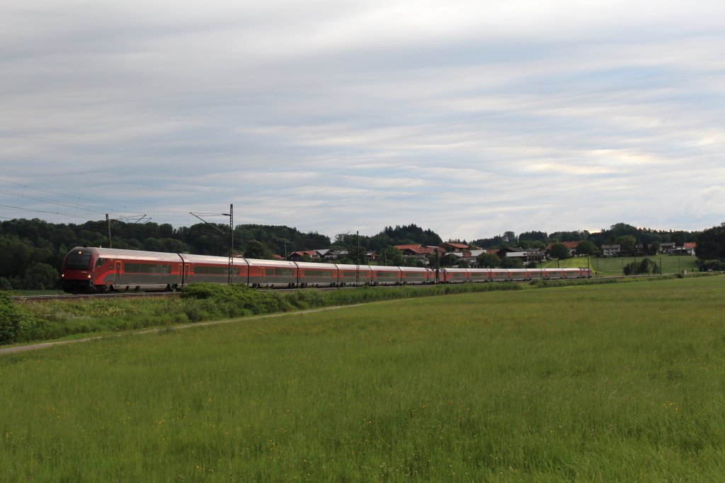 Am Abend des 14. Juli sind diese beiden  Railjet-Garnituren  auf dem Weg nach Salzburg. Aufgenommen kurz vor Bernau am Chiemsee.