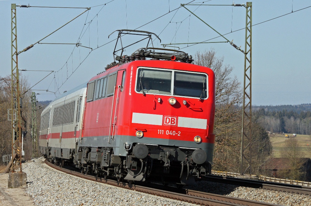 Auch nicht alltglich: BR 111, hier 111 040, mit IC. Bei Weiching unterwegs zwischen Mnchen und Rosenheim am 10.3.2012.