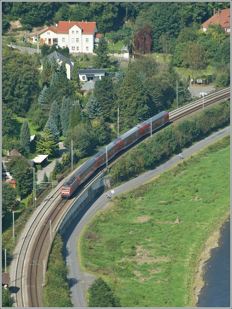 Auf dem Weg Richtung Dresden: eine 143 schiebt eine S 1 der Elbe entlang. 
22.09.2010