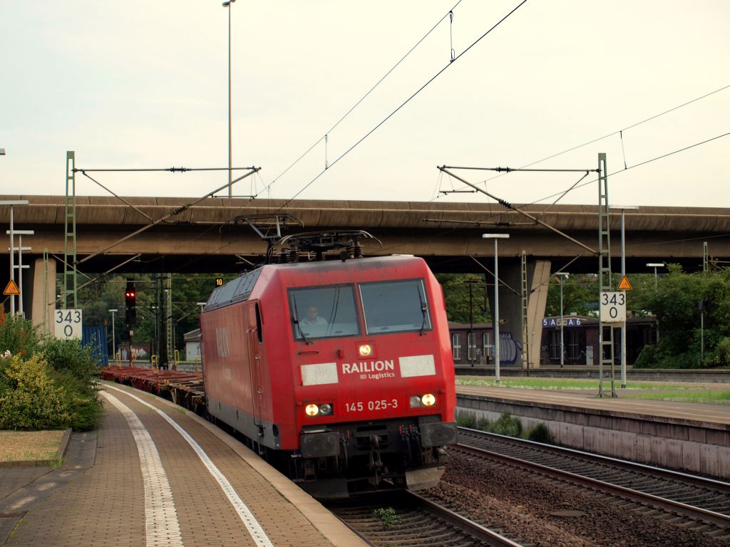 Auf Gleis 2 fuhr 145 025-3 mit einem Leerwagenpark durch den Harburger Bahnhof am 11.9.