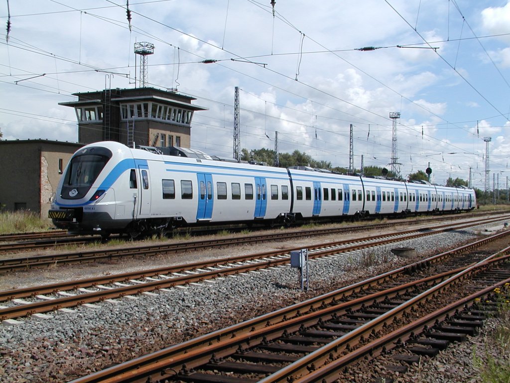 Auf die berfhrung nach Schweden wartet dieser X 60 Triebzug am  10.07.2007 in Rostock-Seehafen.