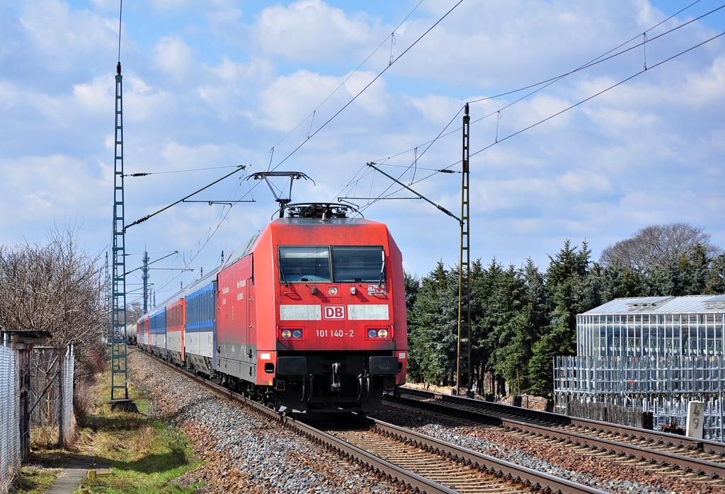 Aus Binz kommend hat die 101 140 mit ihrem EC 379 den nchsten Halt Dresden fast erreicht.Hier am 07.04.2013 in Dresden-Stetzsch.
