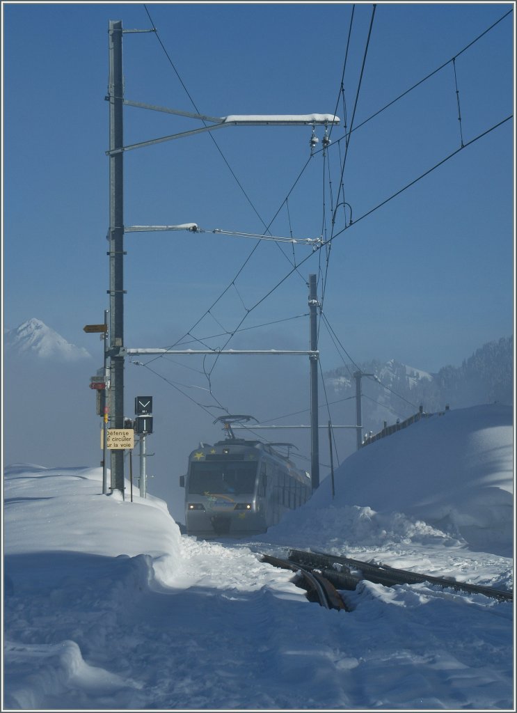 Aus dem Nebel taucht der CEV Beh 2/4 N 72 auf und erreicht in Krze die Gipfelstation Les Pleiades. 
19. Dez. 2012