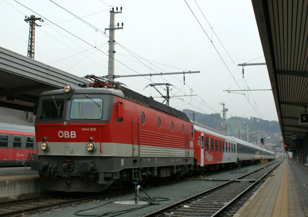 BB 1144 222 mit IC 515 nach Graz kurz vor der Abfahrt in Innsbruck. 
09. Nov. 2009
