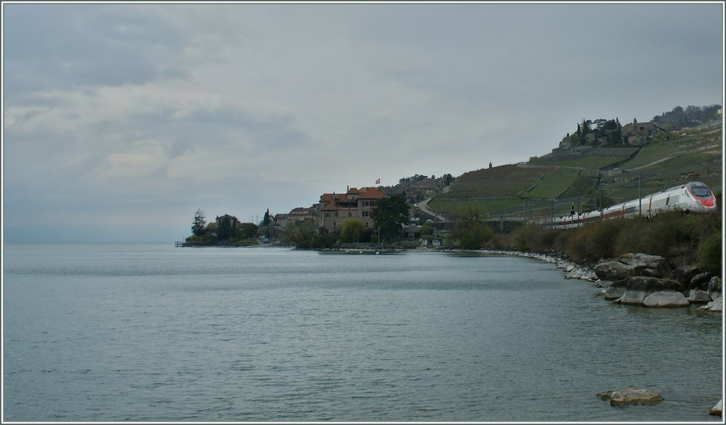 Bei wenig fotogenem Wetter eilt der ETR 610 bei Rivaz als EC von Milano nach Genve dem Lac Lman entlang.
16.04.2012