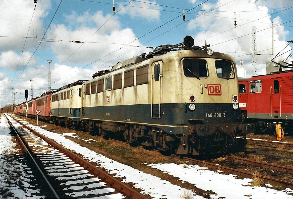 Bereits z-gestellt zeigt sich die 140 400 mit einigen Schwestern sowie Loks der BR 155 im Bw Rostock-Seehafen.Geknipst am 27.02.2005.