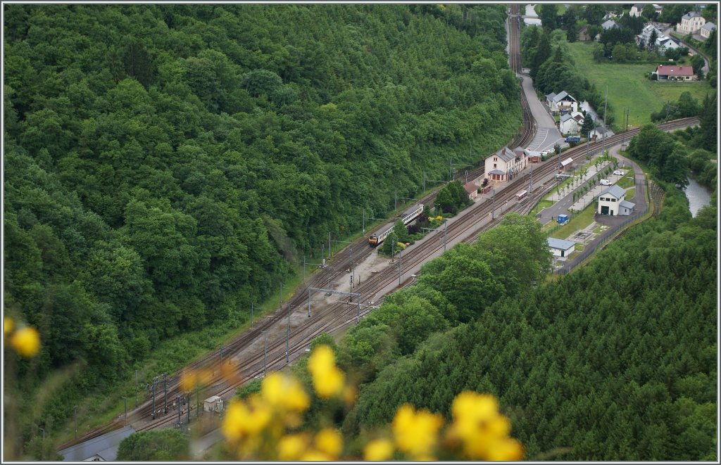 Blick auf den CFL Abzweigbahnhof Kautenbach. 
Ein Triebzug der Reihe 2000, von  Wiltz kommend, fhrt Richtung Luxembourg aus.
15. Juni 2013