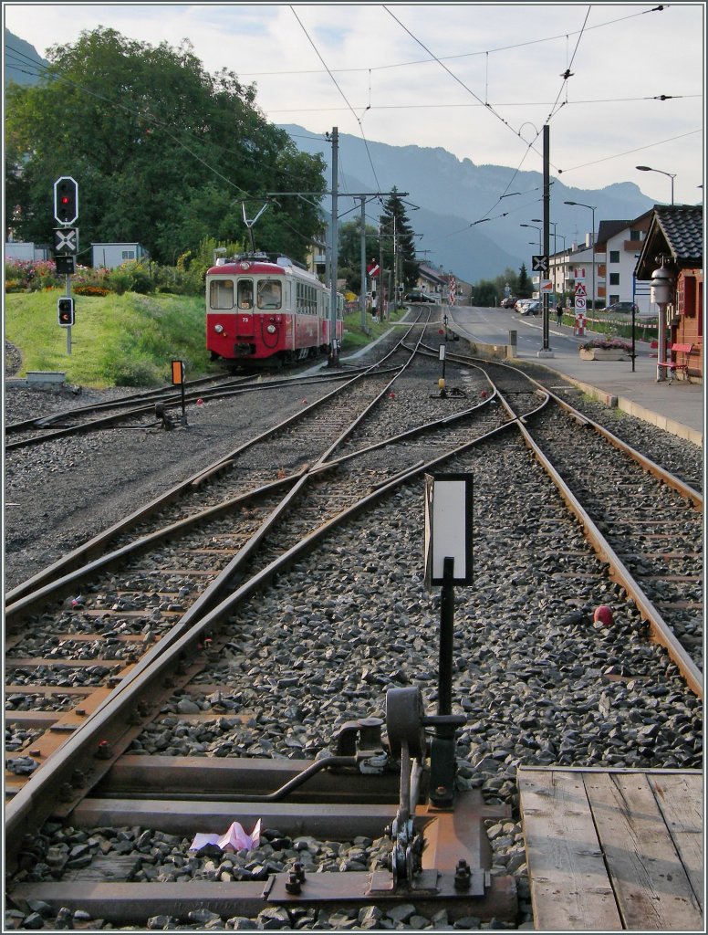 Blick vom Bahnhof Blonay Richtung Chamby; links im Bild steht abgestellt der CEV BDe 2/4 N 73.
