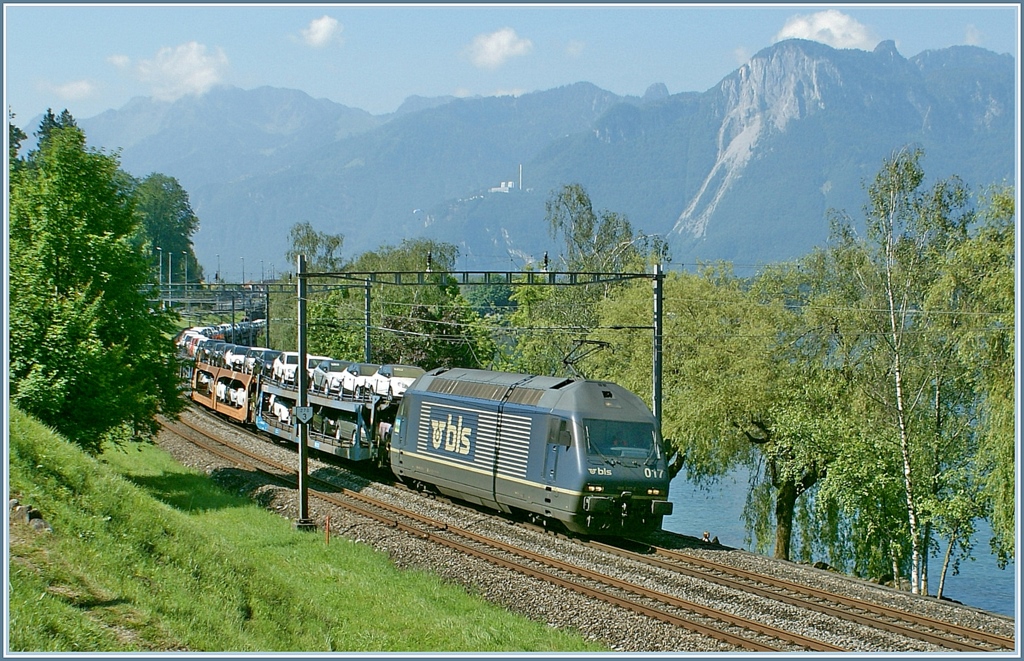 BLS Re 465 017-9 mit eine Autozug bei Villenveuve am 24. Juni 2010.