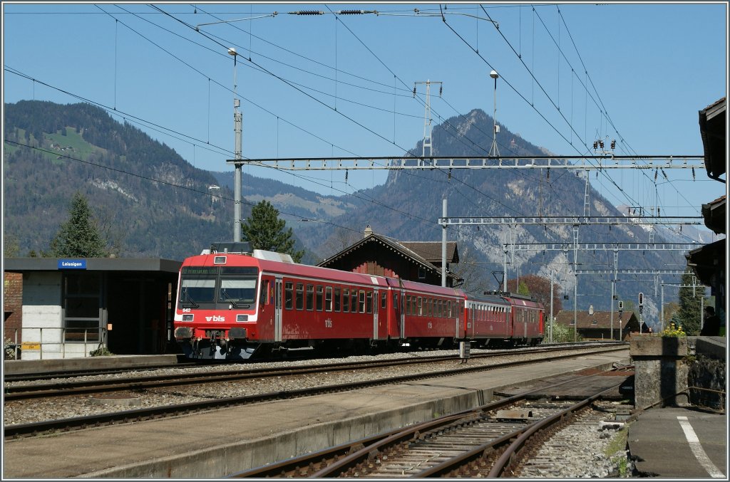 BLS Regionalzug Spiez - Interlaken beim Halt in Leissigen.
9. April 2011